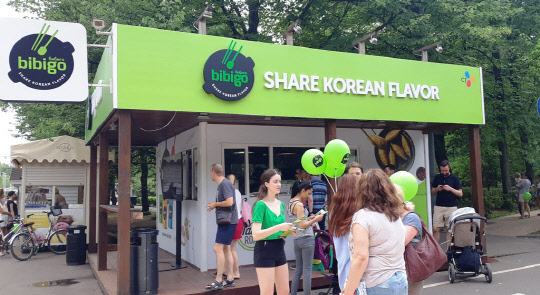 CJ제일제당은 러시아 월드컵을 맞아 모스크바에서 한식 브랜드 '비비고' 등 한국 식문화를 알리는 행사를 진행한다. 3일 모스크바 소콜니키 공원에 설치한 '비비고 테이스티로드' 행사 부스에서 현지인들이 모여든 모습. <CJ제일제당 제공>
